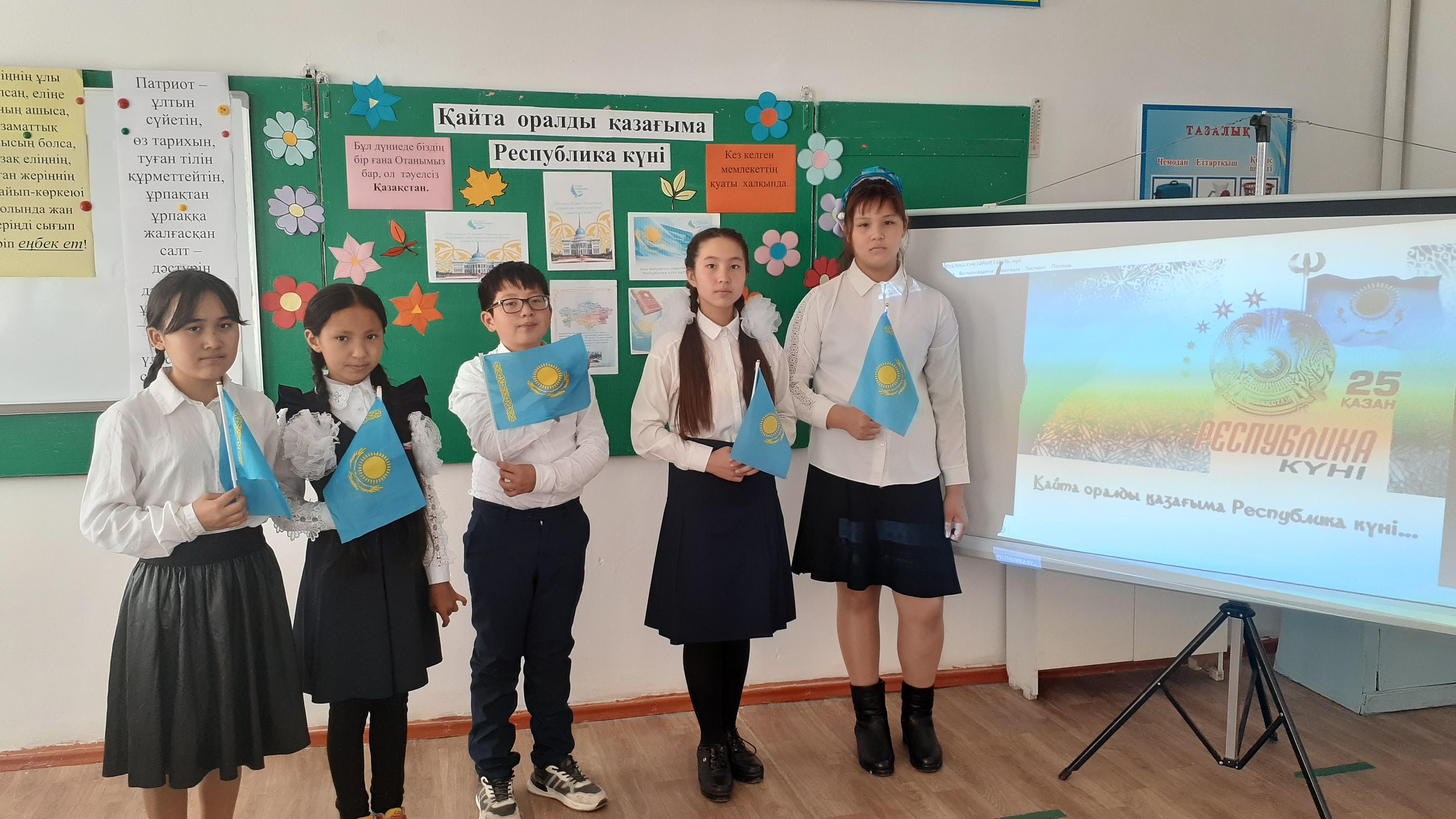 7 сыныпта "Қайта оралды қазағыма Республика күні" тақырыбында  тәрбие сағаты өтті.