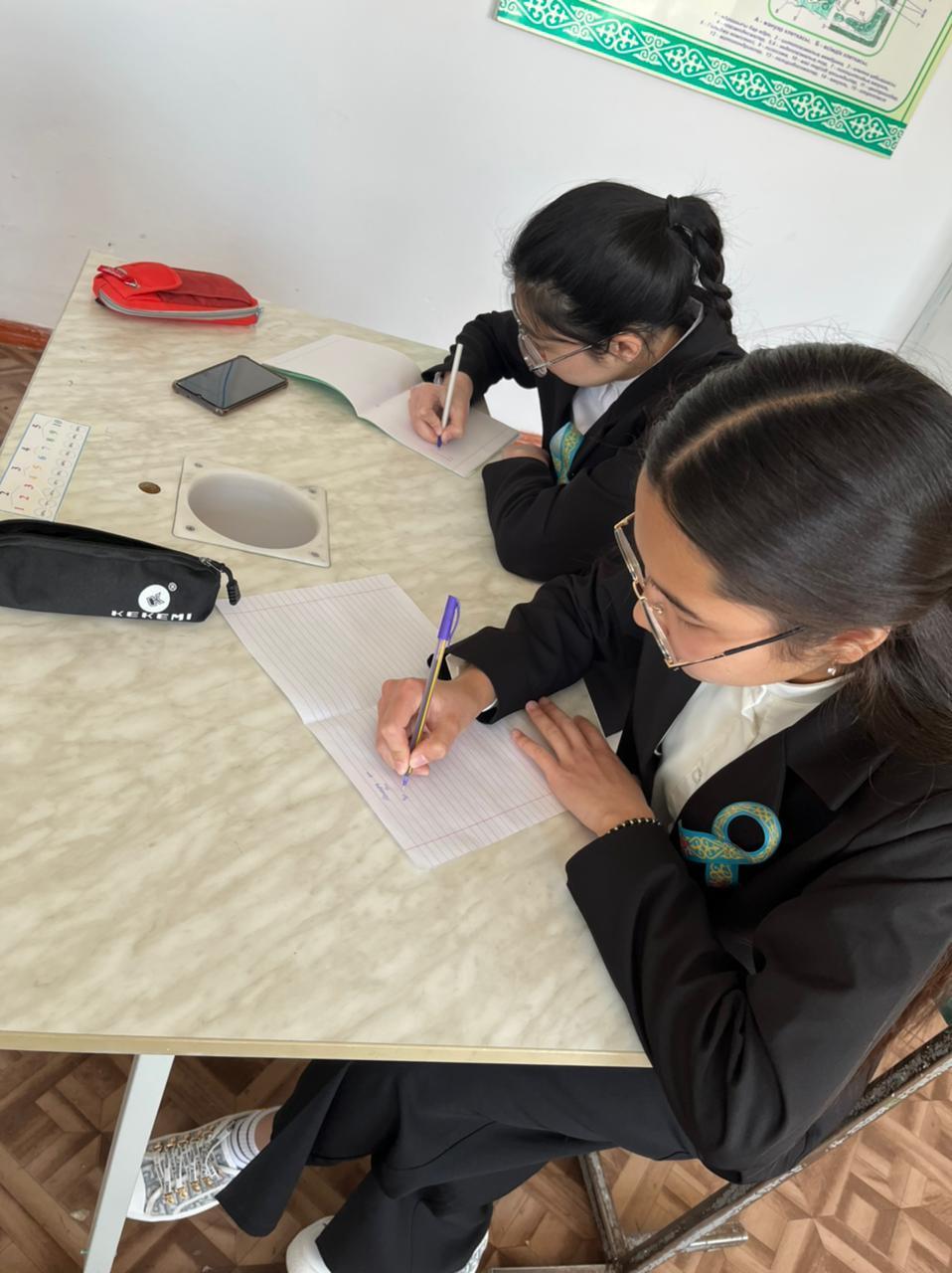 Ш.Уалиханов атындағы орта мектеп Ұранды ердің ұрпағы қайсар атты эссе байқауы өтілді 9-10 сынып оқушылар аоасында жетекшісі Турарбекова Н